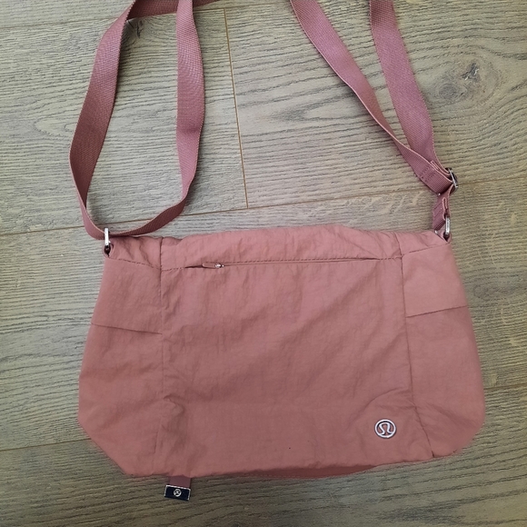 Lululemon On My Level Crossbody Bag *6L - Picture 7 of 9